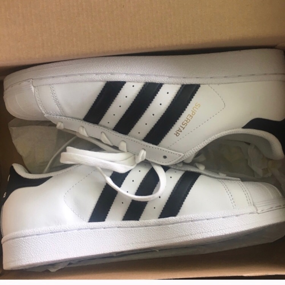 NEW IN BOX! Adidas Superstar Women’s 8
